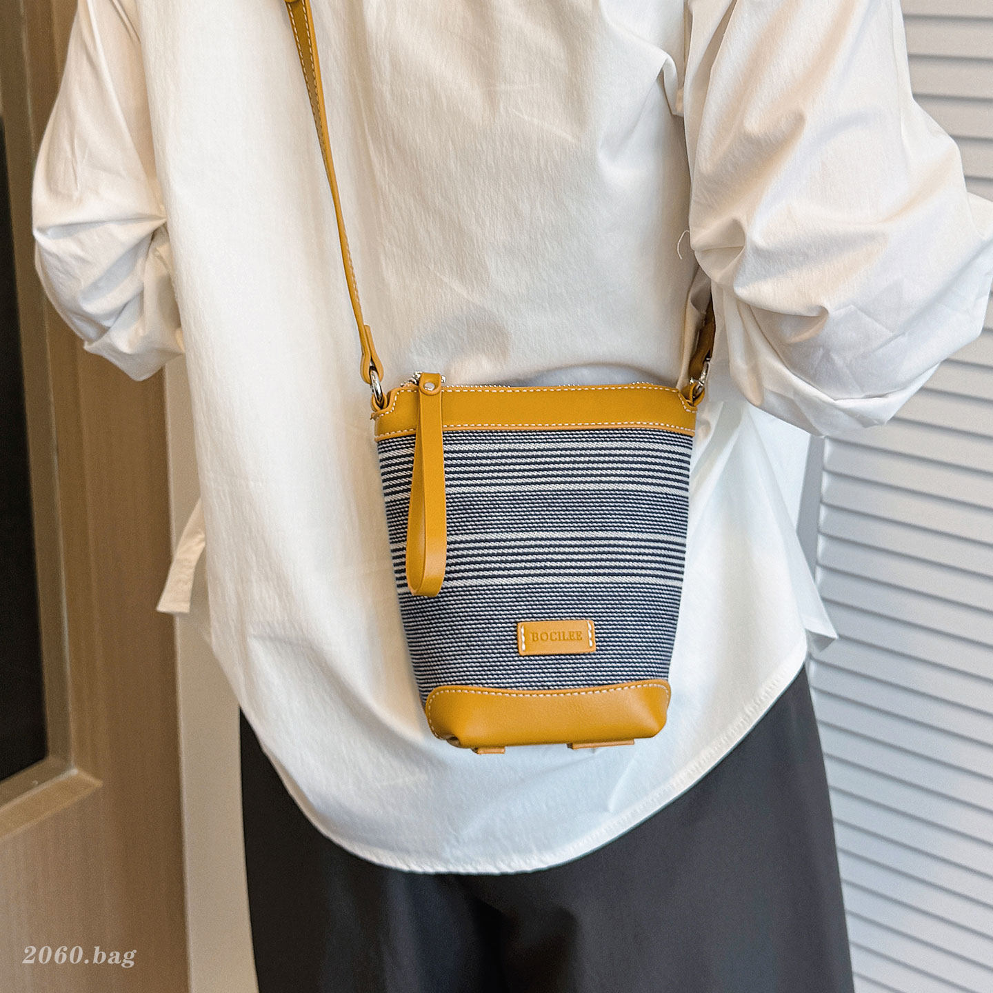 Colores contrastantes bolsos casuales balde de agua para teléfonos móviles coreanos versátiles de hombro retro 2026 bolsos de mujer a rayas nuevas bolsas