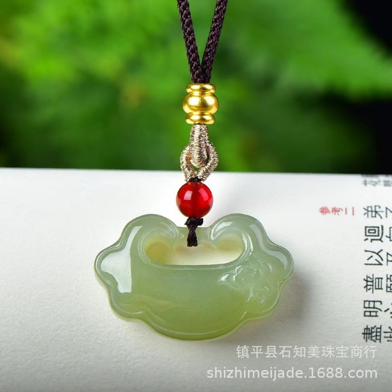 新疆と田玉は意のままにロックして青海のカップルの金の祥雲の鎖のブランドの玉のペンダントを掛けて生放送します。|undefined