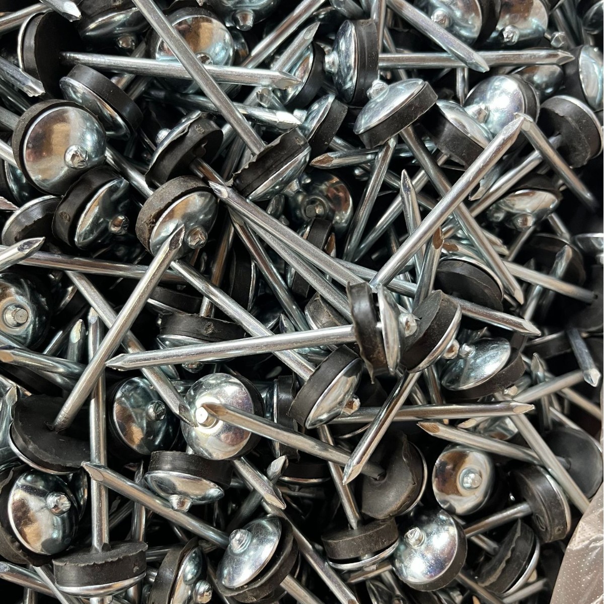 Clavos para sombreros grandes, clavos para tejas de amianto, clavos corrugados con juntas, clavos para cabezas, clavos para tejas de acero de color, clavos para techos de 2,5 pulgadas y 3 pulgadas al por mayor