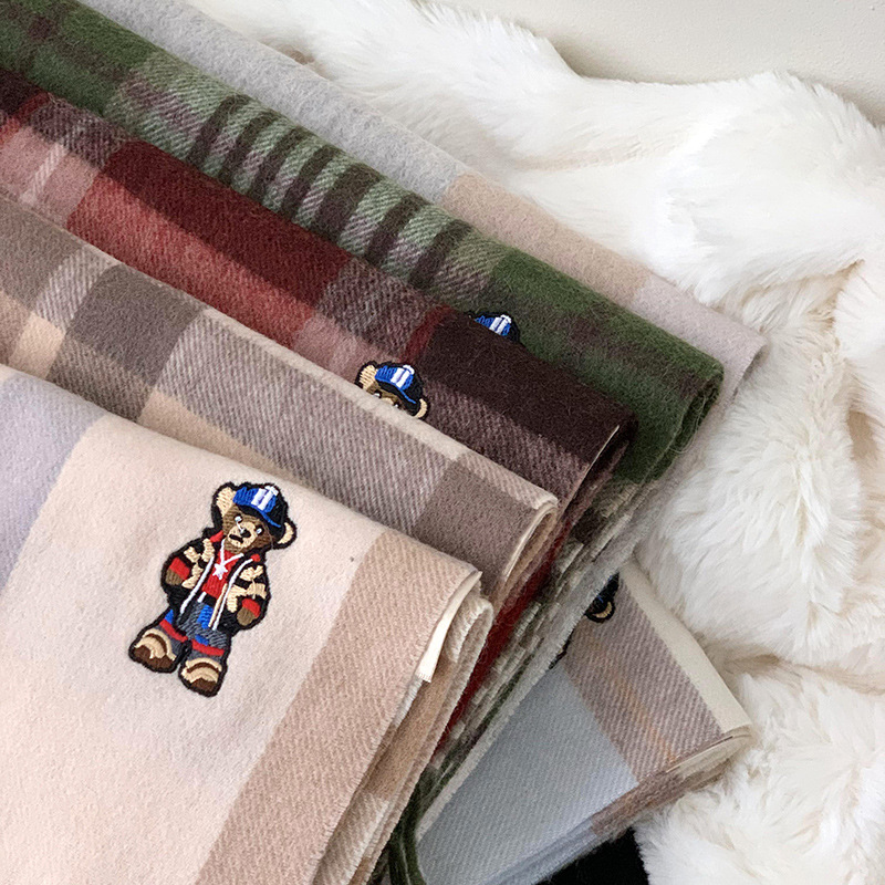 Bufandas de invierno femeninas de alto nivel sensación de nuevo oso bordado cuadrilátero universal calentamiento bufandas parejas bufandas al por mayor