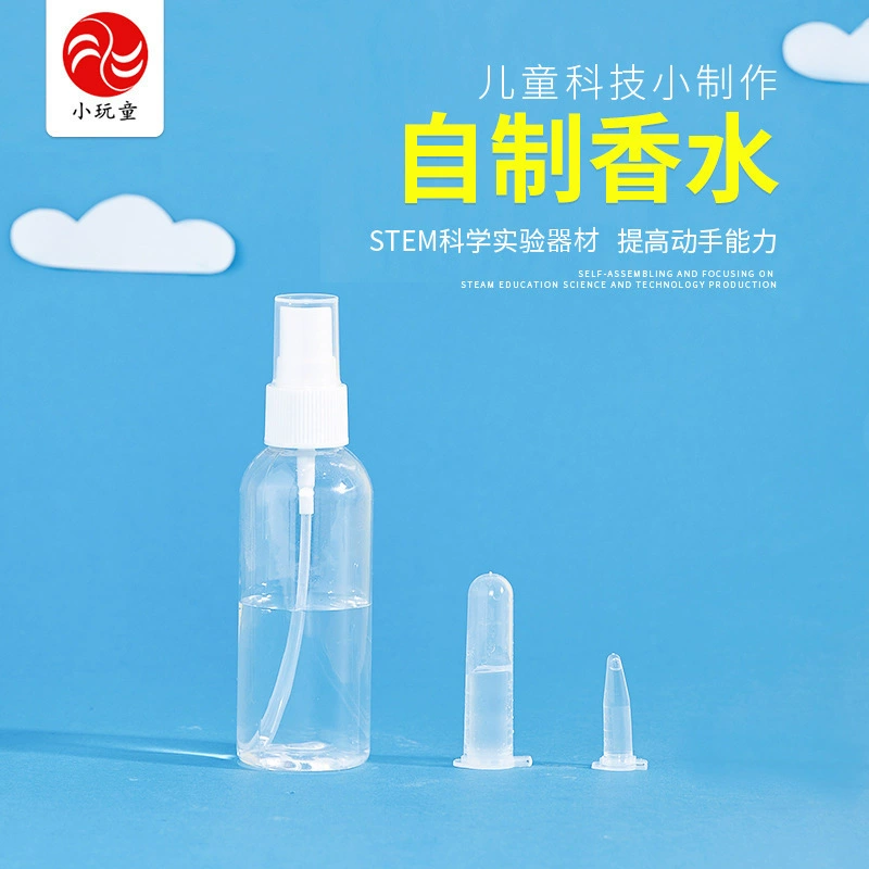 Учащиеся начальной школы играют в учебные пособия для детей