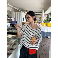 Huang Zheng 韓国ストライプ斜め肩半袖 T シャツ夏の新しいルーズレイジーオフショルダートップ 520607