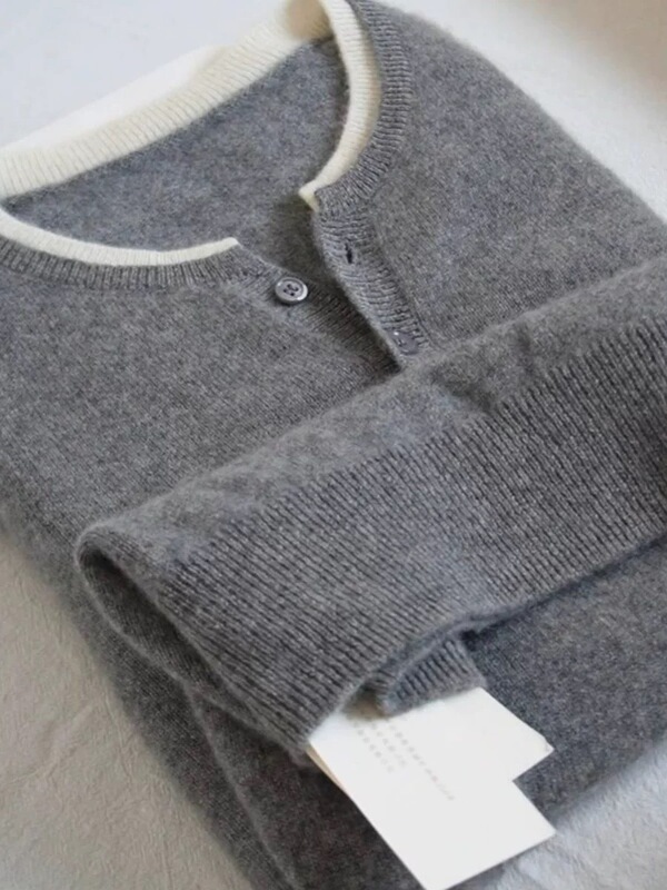 灰色のカシミヤの底のシャツの秋冬のシンプルな大衆の偽の2つの丸首の上着は高級感を身に着けてセーターを掛けます。|undefined