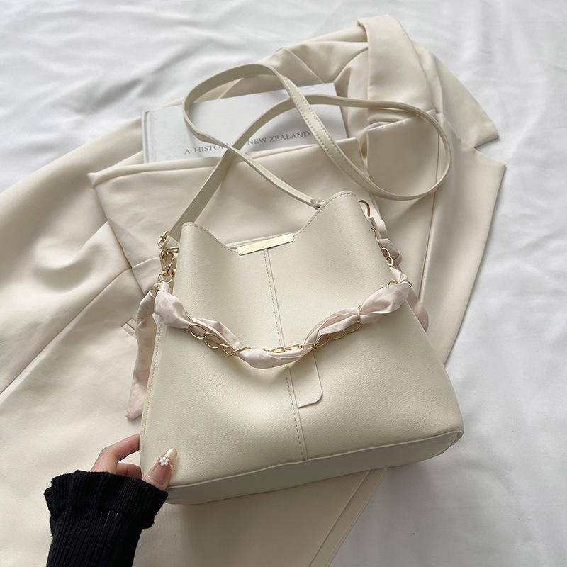 Bolsa de cubo de moda versátil de color sólido alta sensación de bolso de brazo popular ins2026 bolso de gran capacidad de transporte
