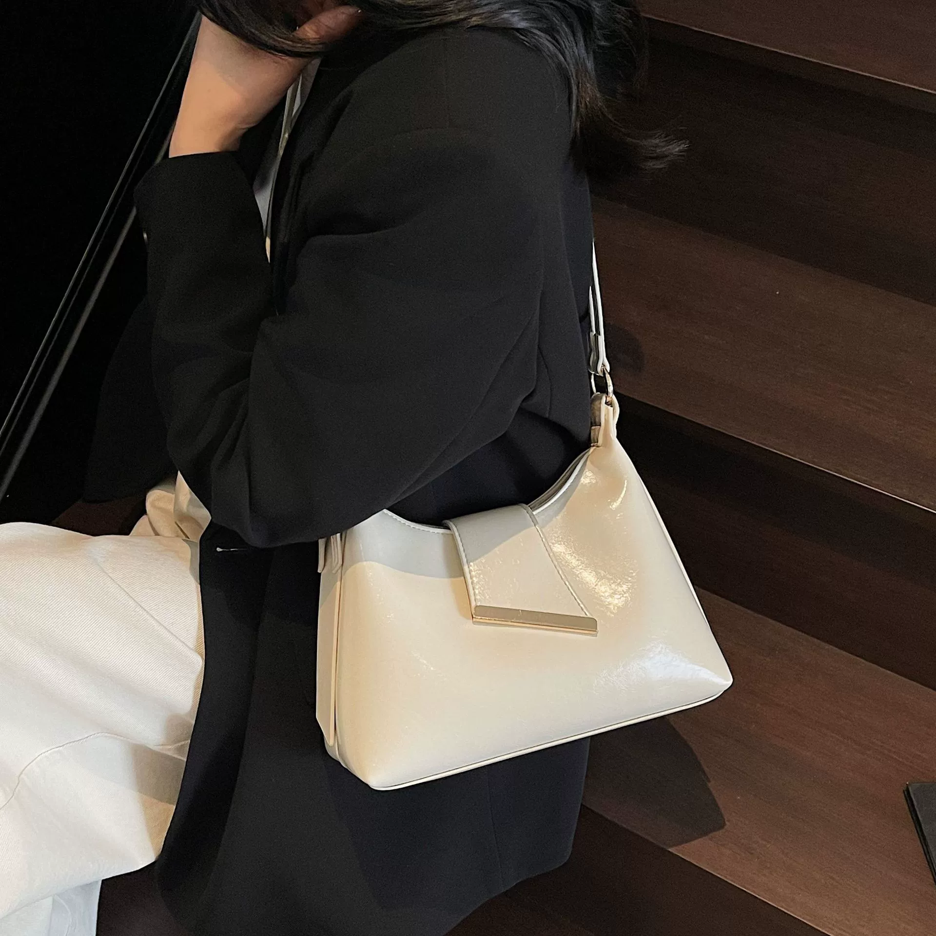 Capacious underarm bag, shoulder bag, high-end