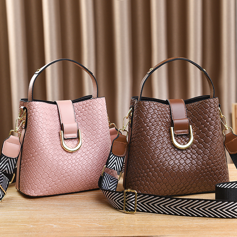 Bolsa de fábrica 2024 nueva bolsa de cubo de cercanías bolsa de moda de gran capacidad bolsa de hombro de las mujeres entrega de una sola pieza