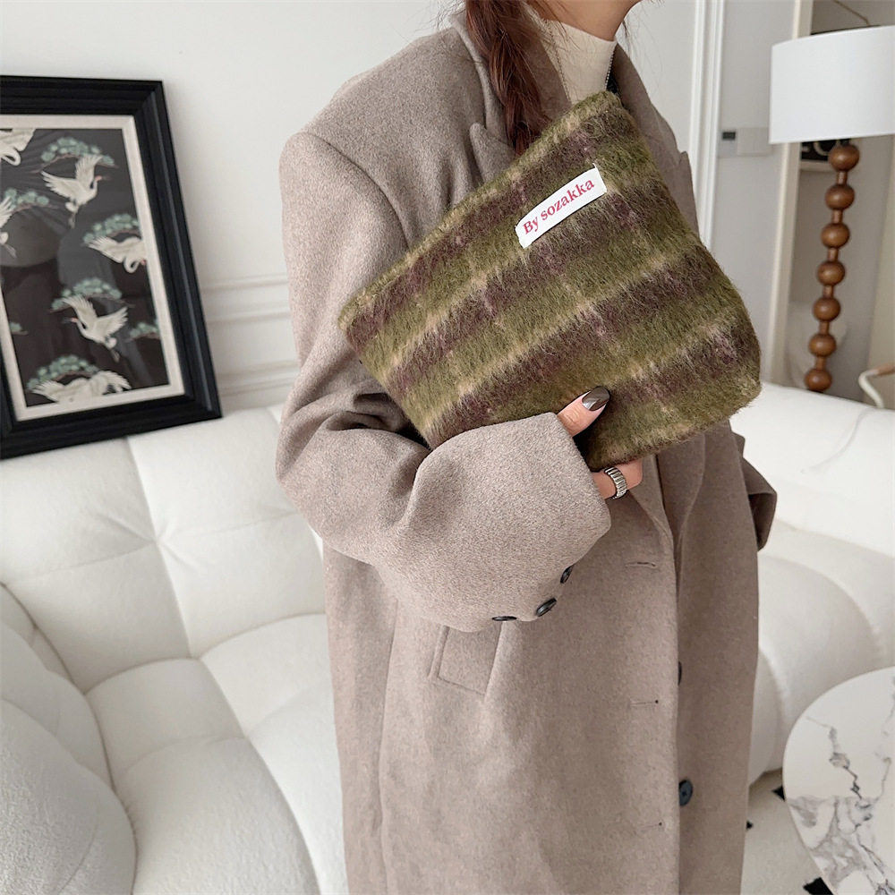 The 311023 ins Korean style checkered retro simple large-capacity woolen makeup bag is paired with a pocket purse undefined