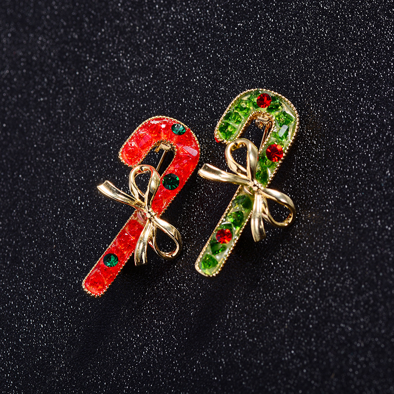 クリスマスのブローチのピンのエナメルの杖の雪の日の小さいプレゼントはセーターのカーディガンのマフラーを飾っています。