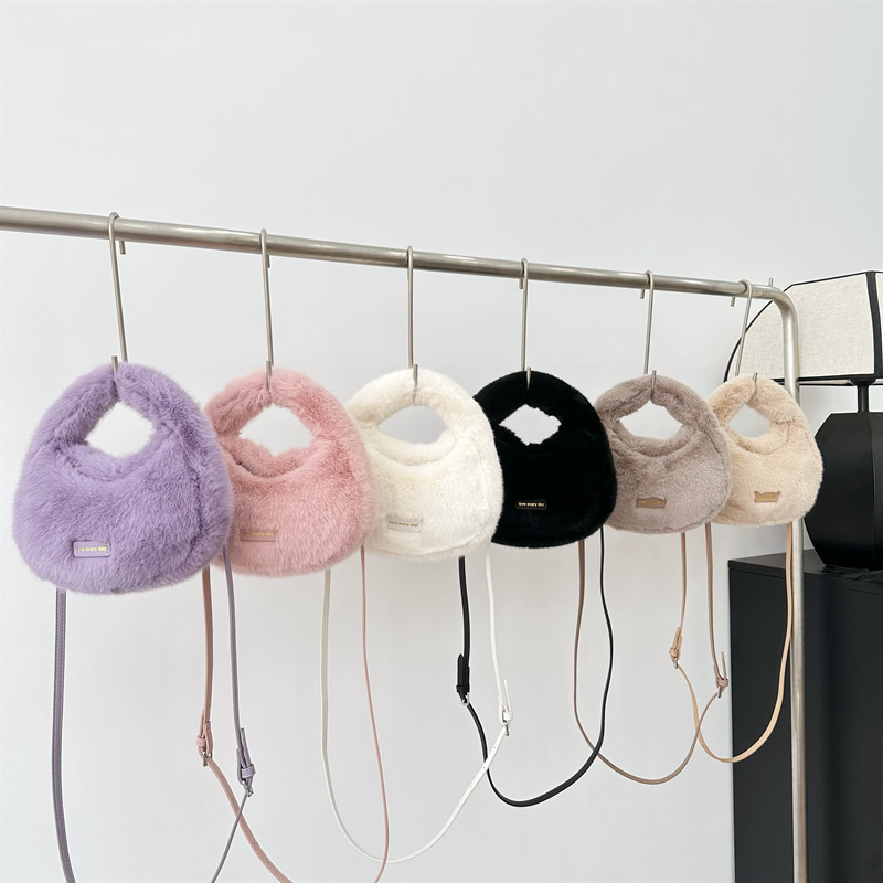 Borse da donna Nuova borsa a mano in peluche autunnale e invernale in visone da donna piccola borsa rotonda con logo tracolla a tracolla in rete borsa a forma di gnocco di celebrità_voghion.com