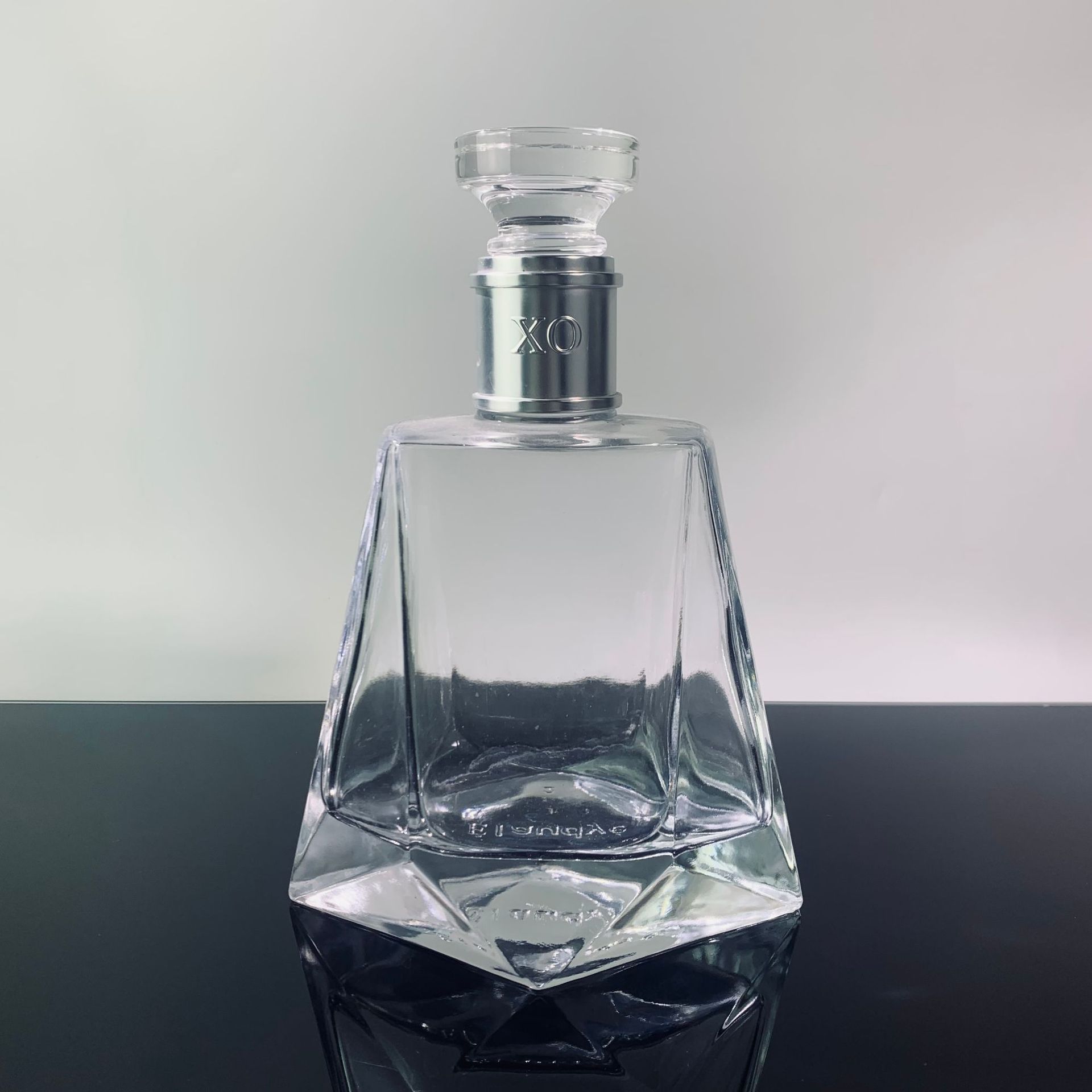 厂供750ML厚底晶白料玻璃洋酒瓶 XO酒瓶 药酒玻璃瓶 玻璃酒瓶空瓶