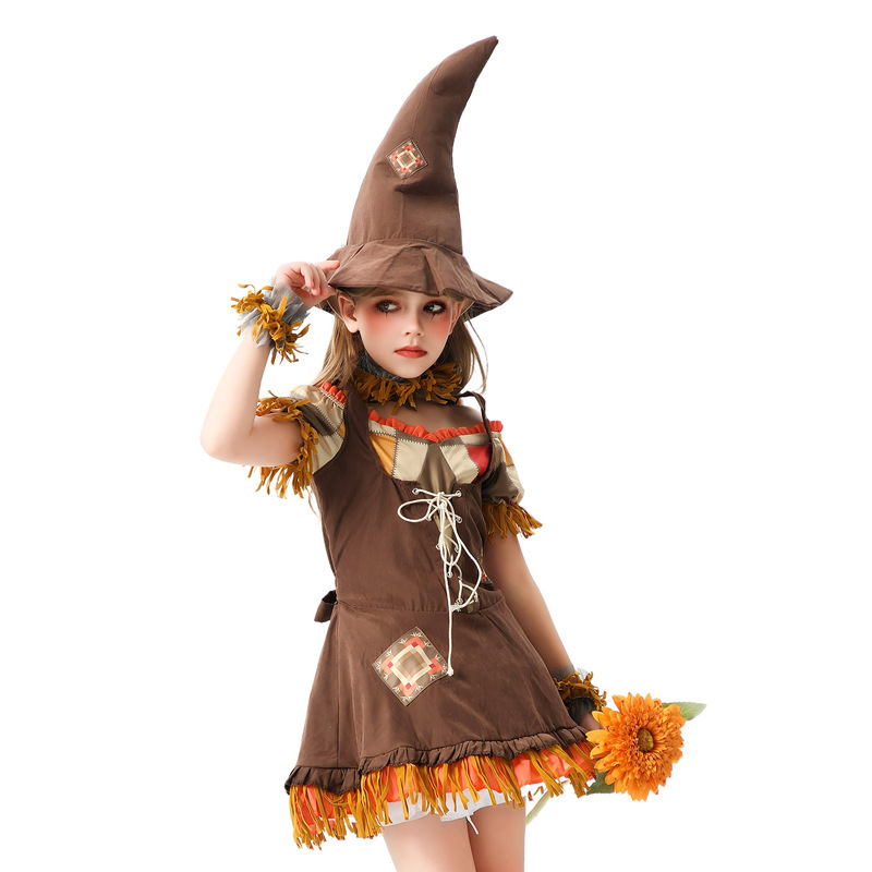 ハロウィーンの子供の服装はかかしの田園農場を飾って女の子の道化師の魔女を飾って服装を披露します。|undefined