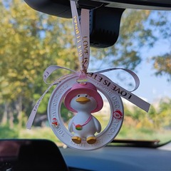 車に乗っている香薫石膏ストラップがかわいいアヒルが車内のたんすを吊るして異臭を取り除いて車に飾っている