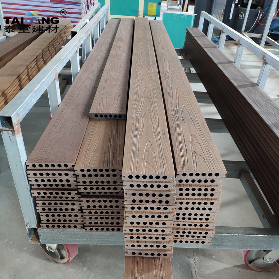Wpc piso al aire libre patio piscina casa de familia proyecto de piso de plástico de madera de agujero redondo piso de madera de plástico disponible en ambos lados