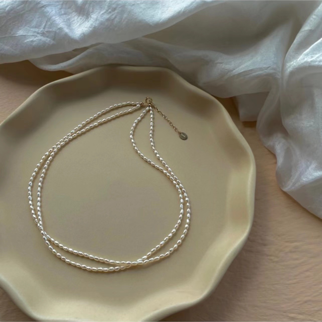 Luxuriöse Perlenkette mit Magnetverschluss für Damen. Hypoallergen, zartes Choker-Design für höchsten Tragekomfort und ein sicheres Gefühl. Europas Top-Trend-Perlenkette 2026._voghion.com