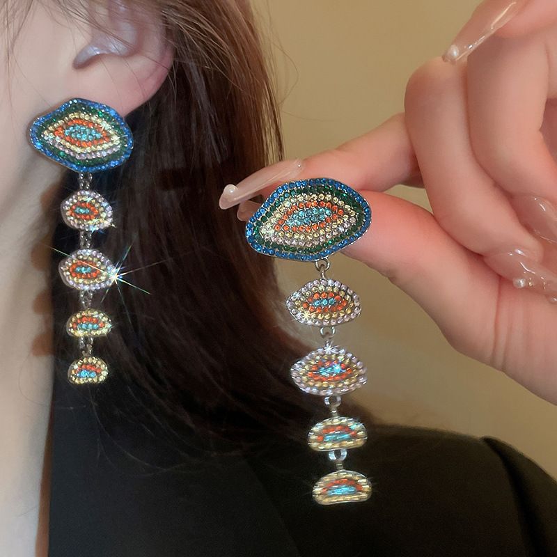 Pendientes de perlas de cristal de diamante de aguja de plata pendientes largos de lujo de Luz Retro europeo y americano pendientes dulces frescos de alto grado para mujeres