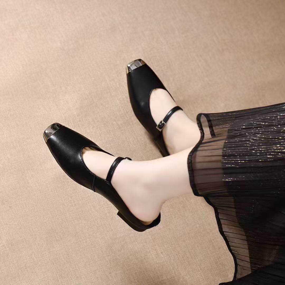 Dép sandal nữ quai chữ V mũi nhọn đế bệt da thật — màu đen