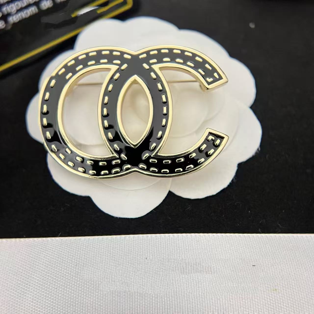 Classic Chanel-Style Pearl and Rhinestone Brooch, Resin Double C Pin, Fashionable Versatile Brooch, Wholesale from Manufacturer