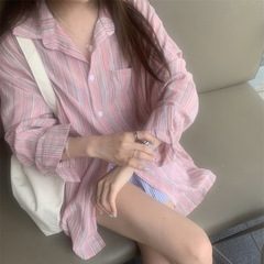 ピンクのストライプの長袖のシャツの女性の薄いタイプの韓国版のカジュアルで怠惰な風の復古的な日焼け止めのシャツの女性の上着のコートのファッション