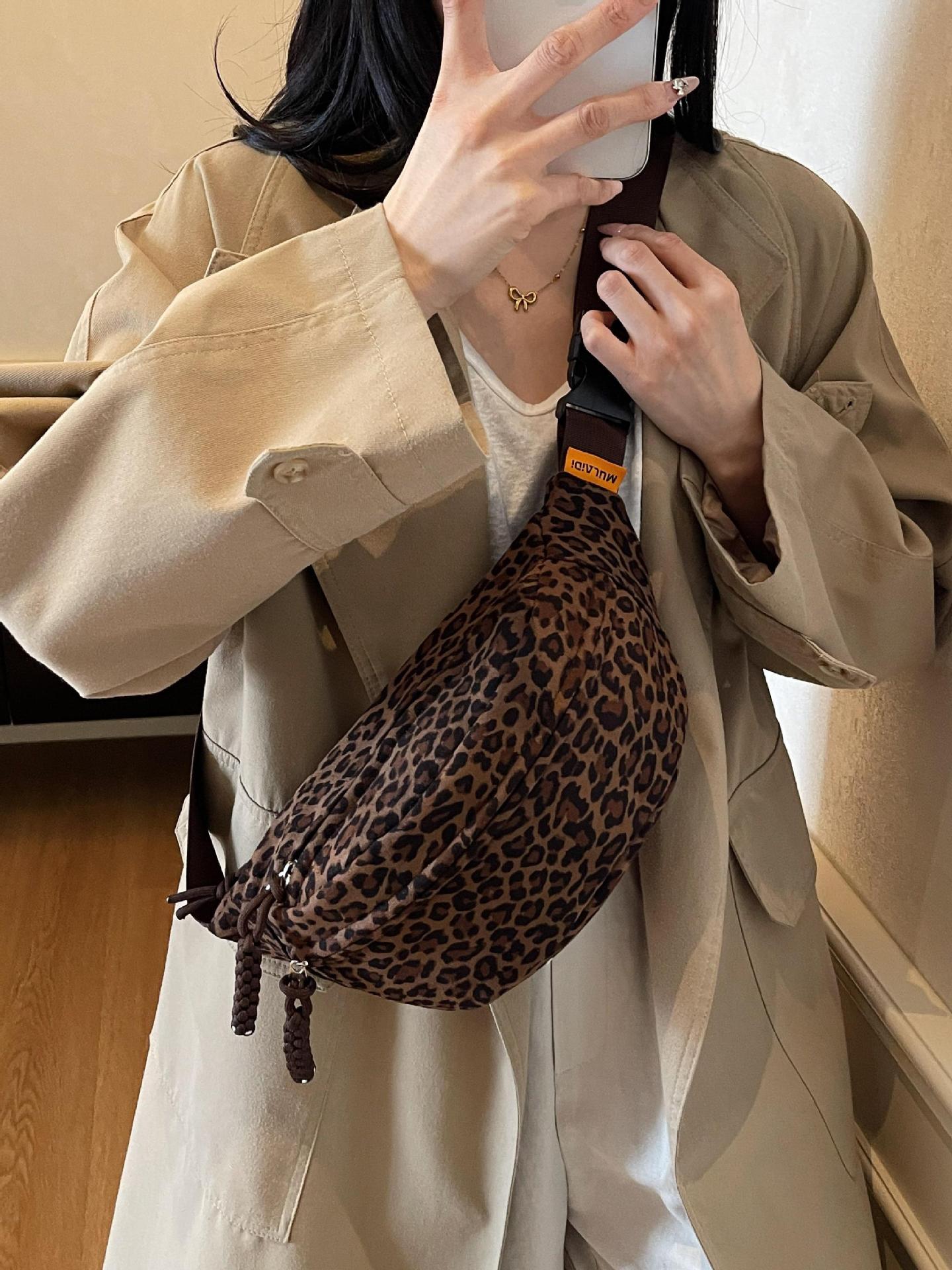 Otoño y invierno super caliente nicho leopardo bolso mochila para mujeres 2025 nuevo retro bolso de pecho universal bolso de cintura universal