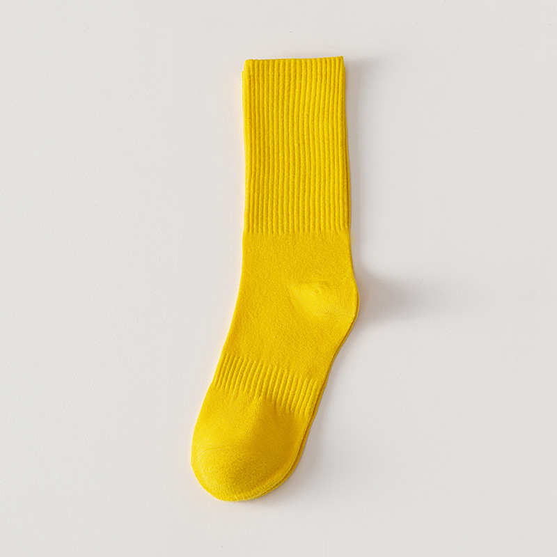 Calcetines de algodón de color liso a media pantorrilla para otoño e invierno, venta al por mayor, calcetines de algodón peinado para mujer, medias de algodón a rayas caramelo
