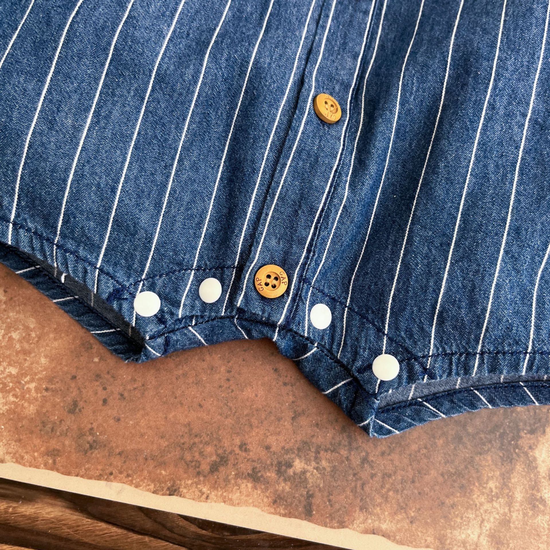 Ropa de niño 2025 verano nuevo estilo coreano ligero recién nacido traje de escalada bolsillo tridimensional bebé salir ropa de culo