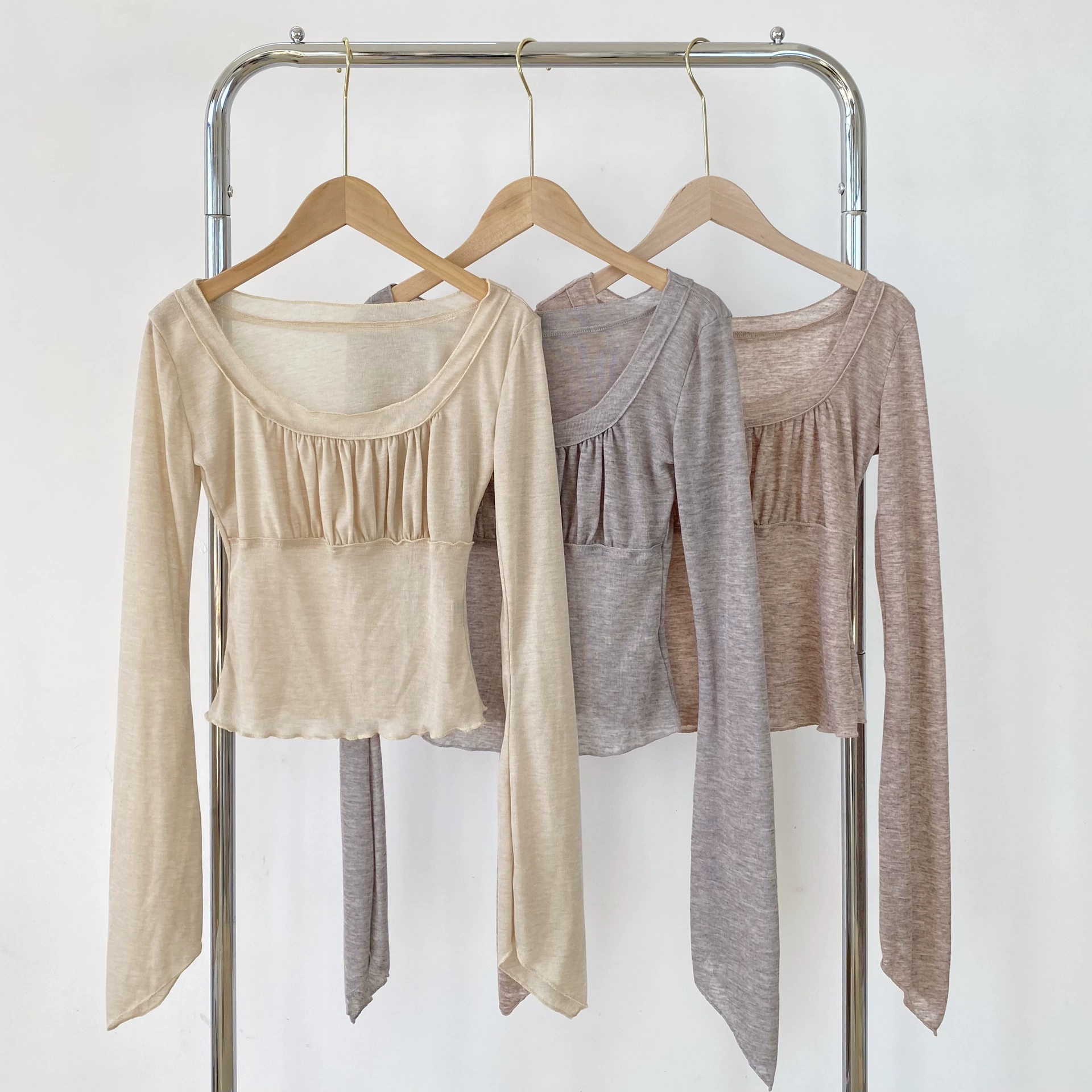 Большая U-образная горловина с оборками и длинными рукавами