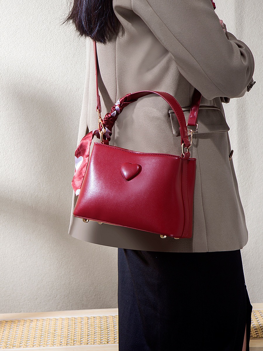 Bolso de boda de novia rojo portátil de nicho para mujer 2025 nuevo bolso de hombro de mensajero de viaje de amor de alta gama