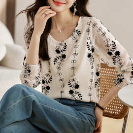 24早春气质植绒花朵柒豪米六號铺宽松百搭休闲圆领套头韩版上衣