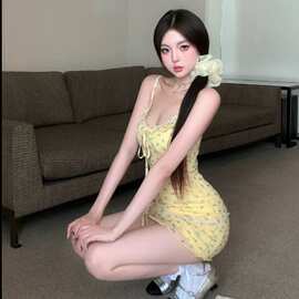 系带木耳边黄色碎花吊带连衣裙子女夏季新款海边度假风穿搭包臀裙