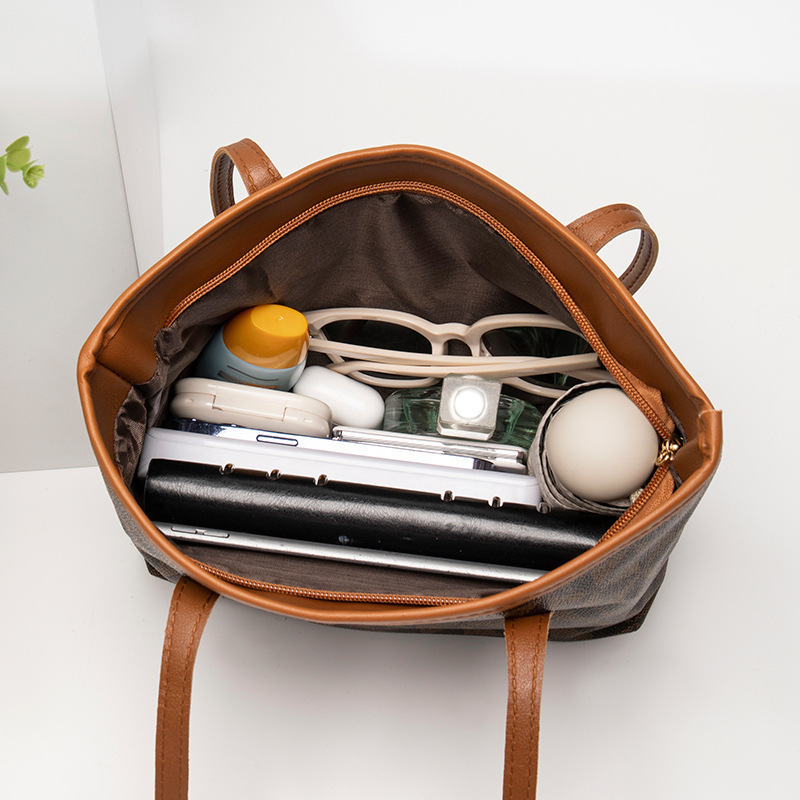 Mayorista trenzado impresión cremallera relieve de moda generosa 2023 bolsos de mano bolsos especiales de gran capacidad de moda triángulo image 4