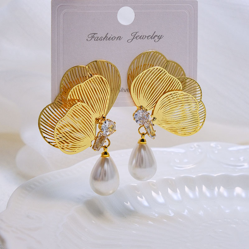 Fresh fashionable elegant three dimensional summer earrings…