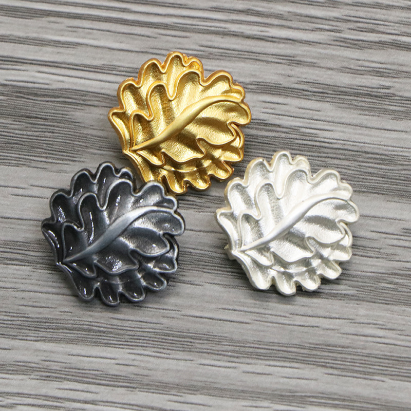 Large quantity in stock sword-free oak leaf medal Knight medal accessories Edelweiss badge iron cross brooch Large quantity in stock sword-free oak leaf medal Knight medal accessories Edelweiss badge iron cross brooch