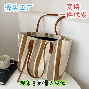Capacious one-shoulder bag, Korean style