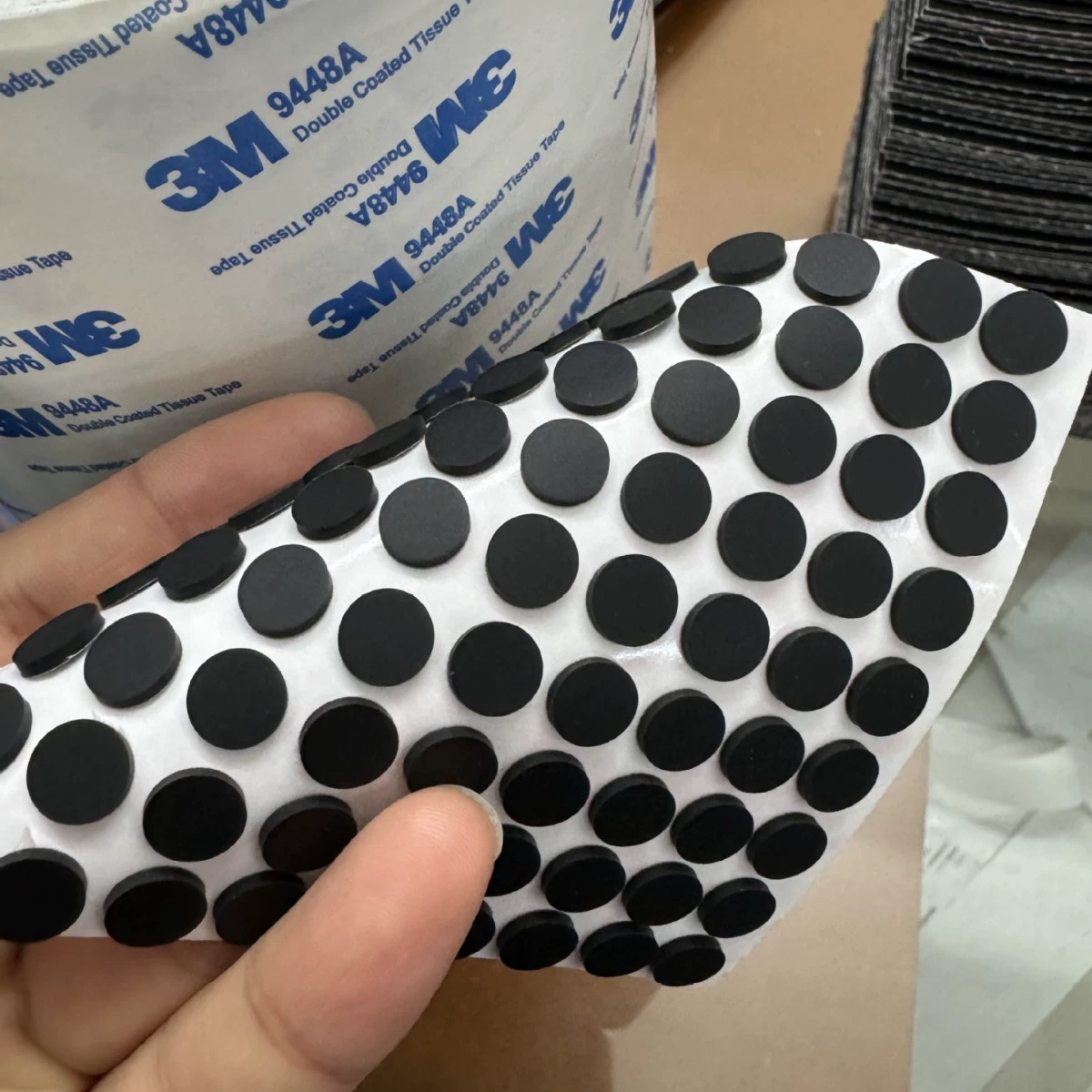 Производитель продаёт чёрно-белые круглые квадратные силиконовые подушечки для ног, пластиковые кронштейны, основание, прокладку.