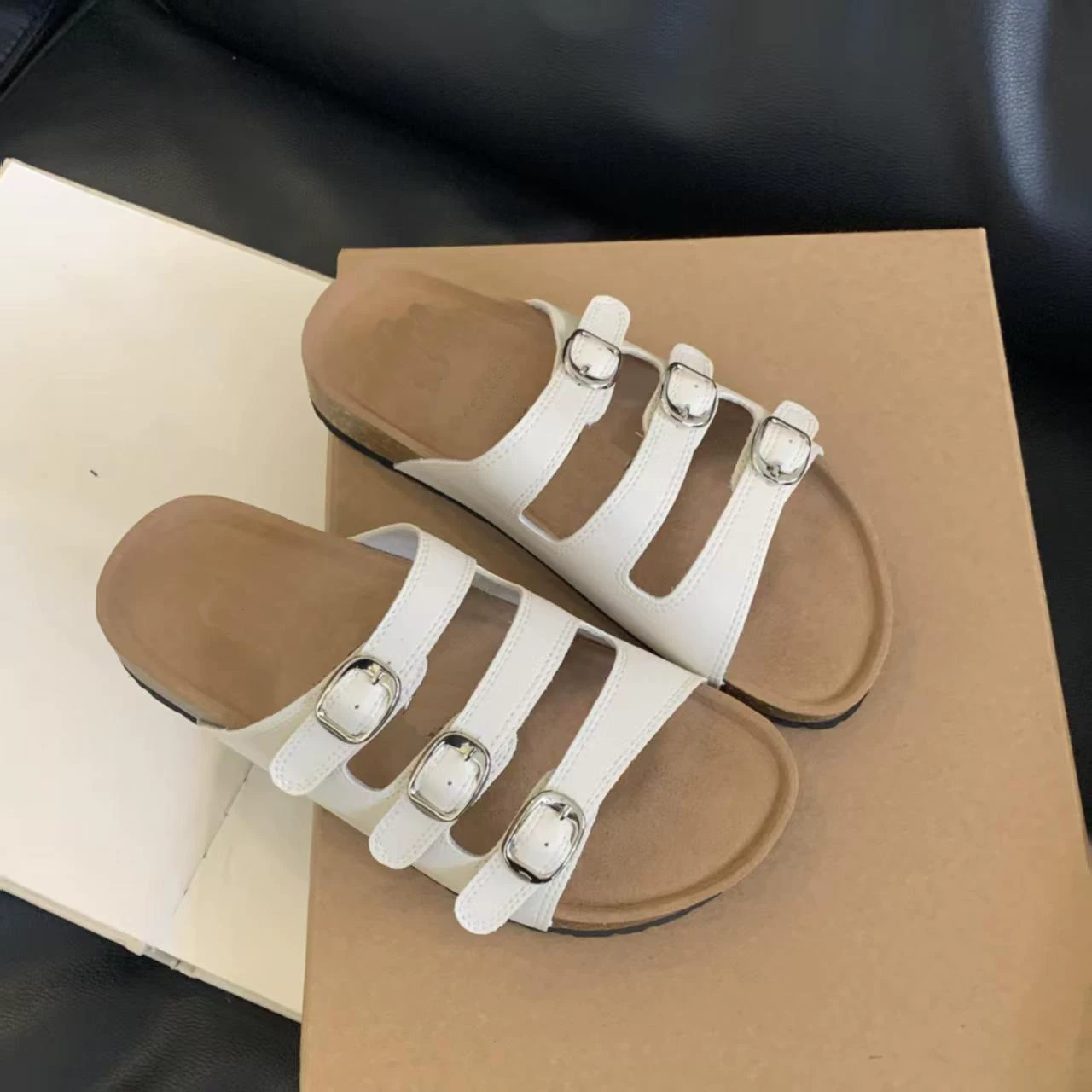 Туфли Birkenstock на толстой подошве для женской верхней одежды. Лето 2025 года, новые суперпопулярные повседневные однотонные пляжные сандалии Birkenstock с открытым носком на мягкой подошве.