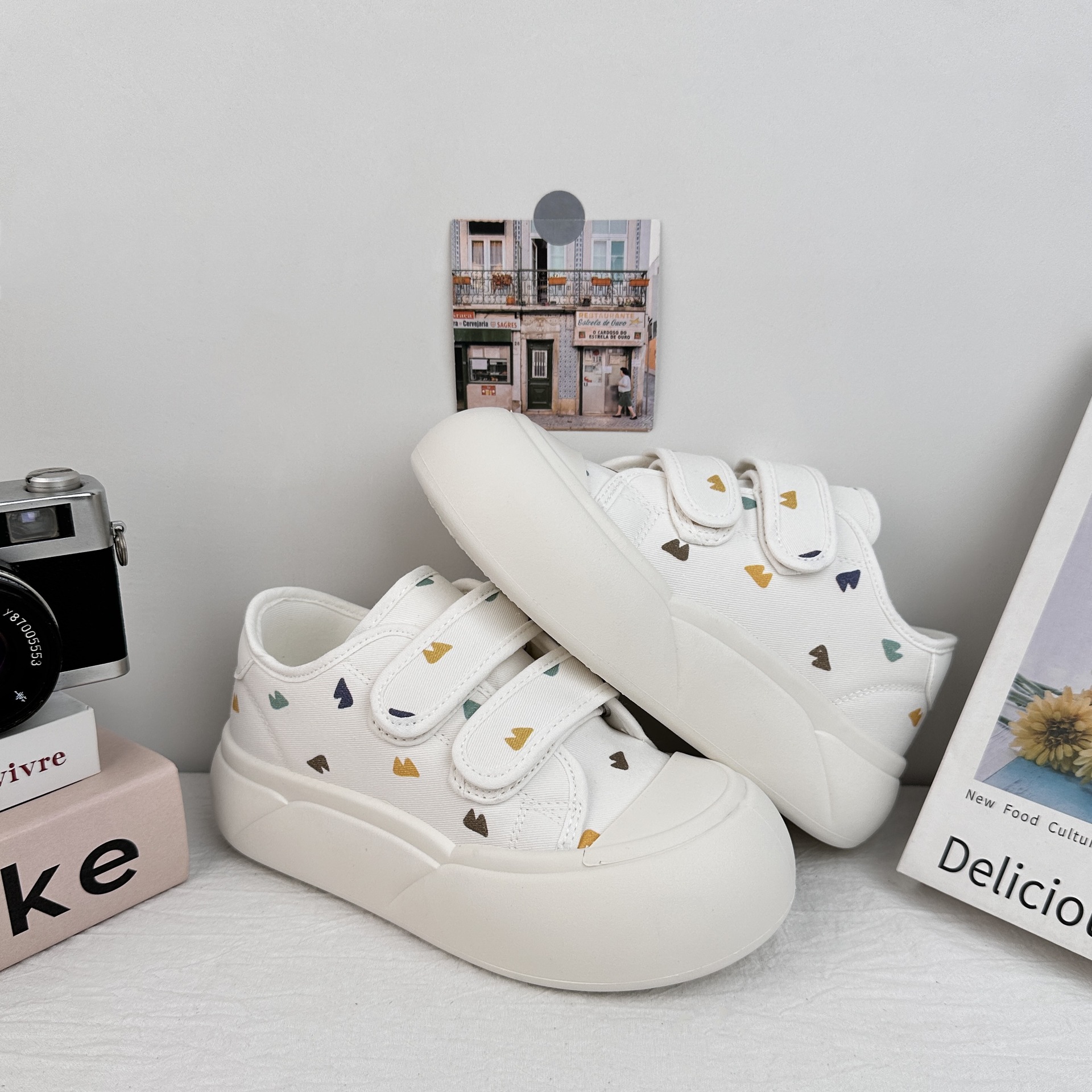 Zapatos de lona de ondas distantes para estudiantes de verano 2025 nuevo velcro con una sola gruesa con una falda zapatos blancos para mujeres