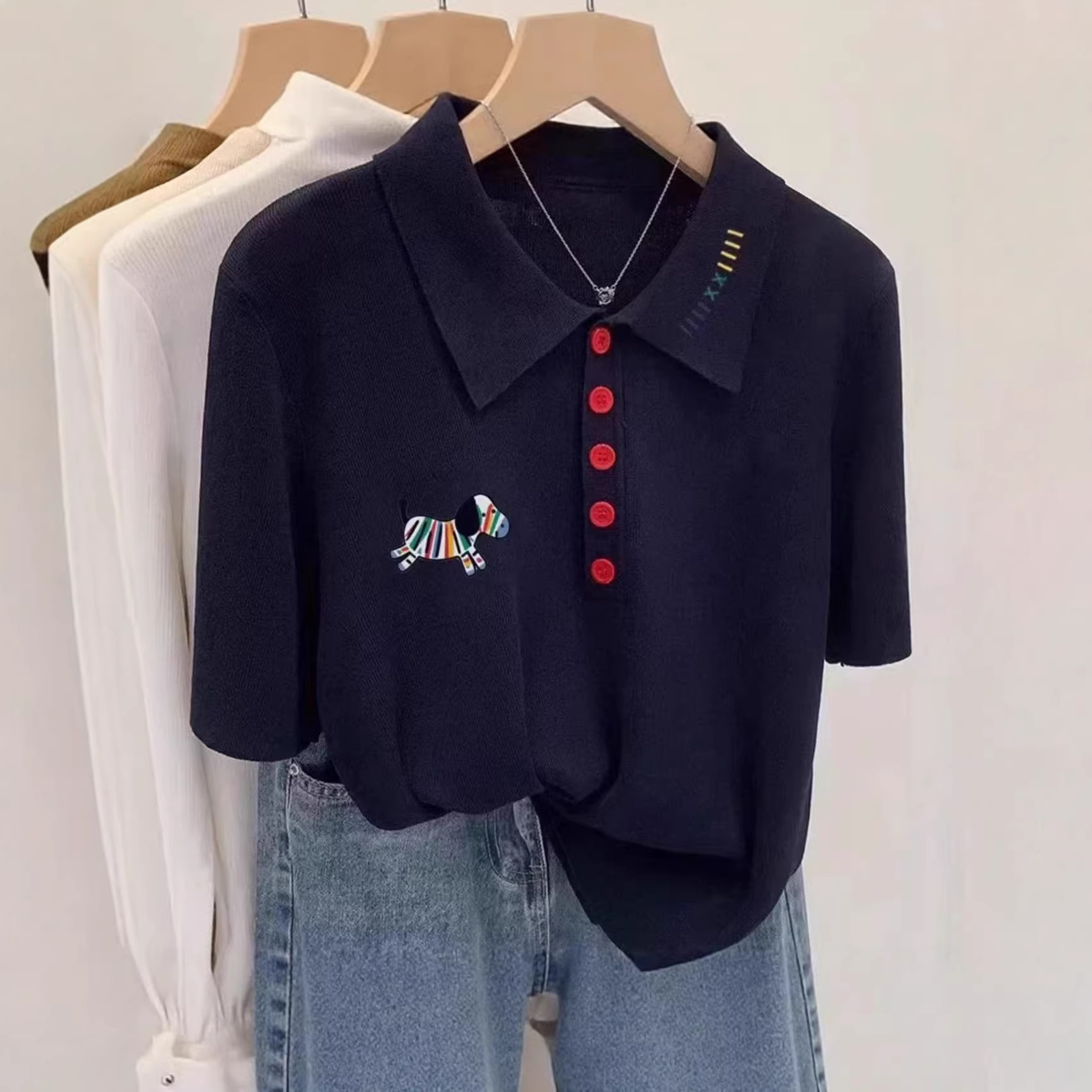 Áo thun polo nữ tay ngắn cổ bẻ họa tiết cầu vồng ngựa con — màu xanh navy chi tiết 1