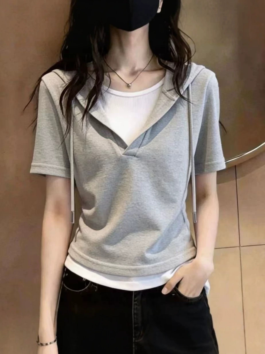 Áo thun nữ tay ngắn cổ tròn phối hai lớp mũ trần, thiết kế giả hai lớp tạo hiệu ứng che khuyết điểm — màu xám