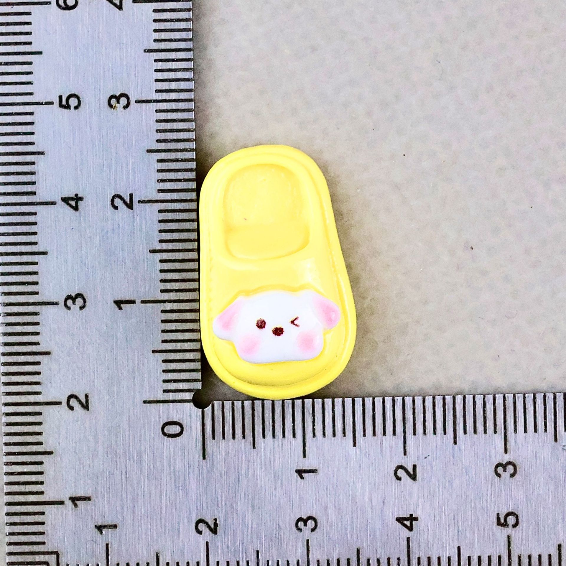 진한 노란색