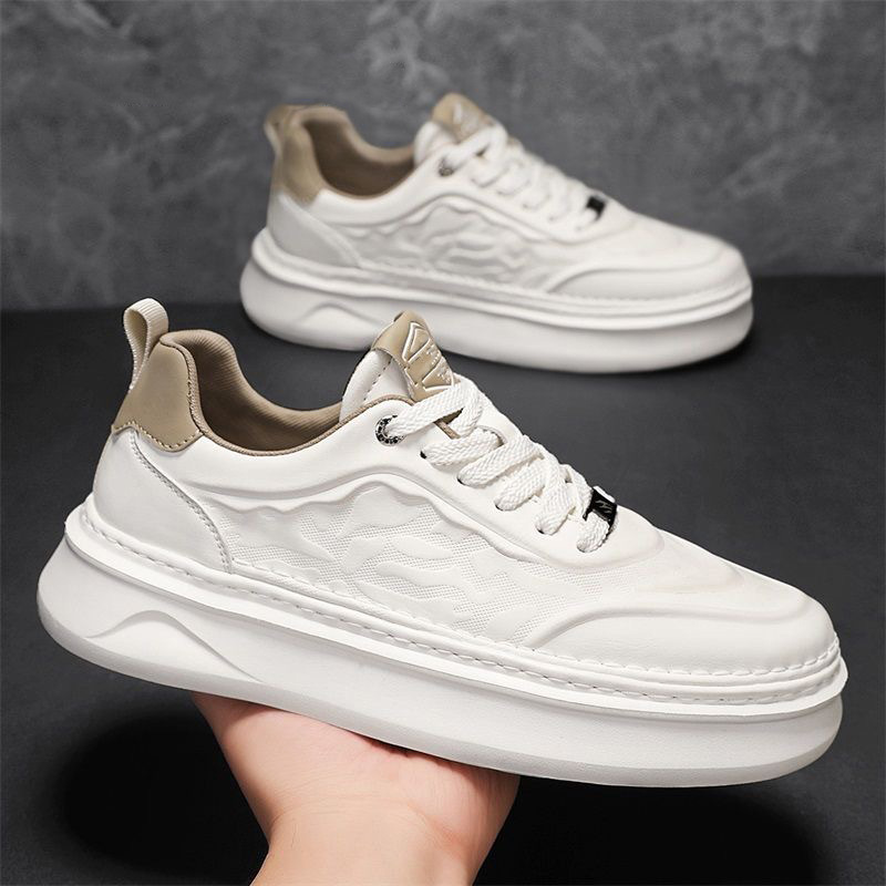 2025 verano nuevos zapatos de hombre pequeños zapatos blancos de moda masculinos versátiles coreanos cómodos zapatos de skate casuales deportivos