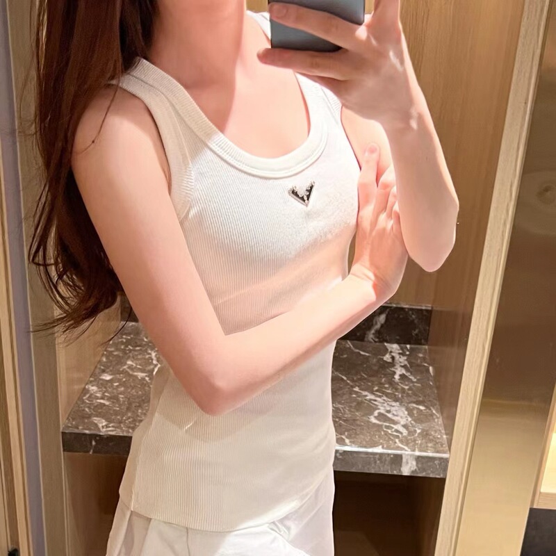 High-End Version of the Threaded Slim-Fit Stretchy Tank Top with Metal Triangle Logo, Versatile Inner Wear Camisole High-End Version of the Threaded Slim-Fit Stretchy Tank Top with Metal Triangle Logo, Versatile Inner Wear Camisole