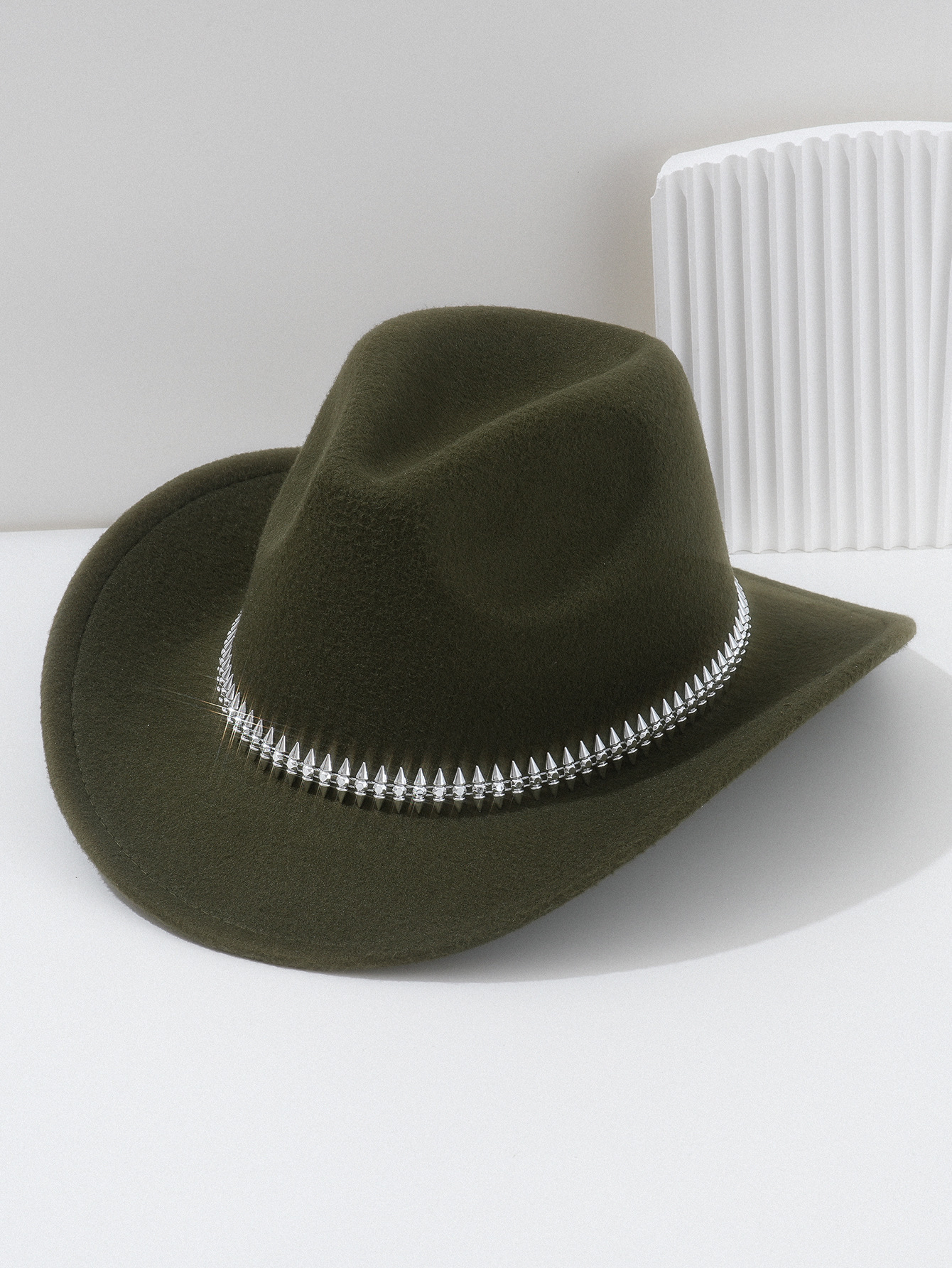 Cappello da cowboy bianco in feltro per donna con borchie spina_voghion.com