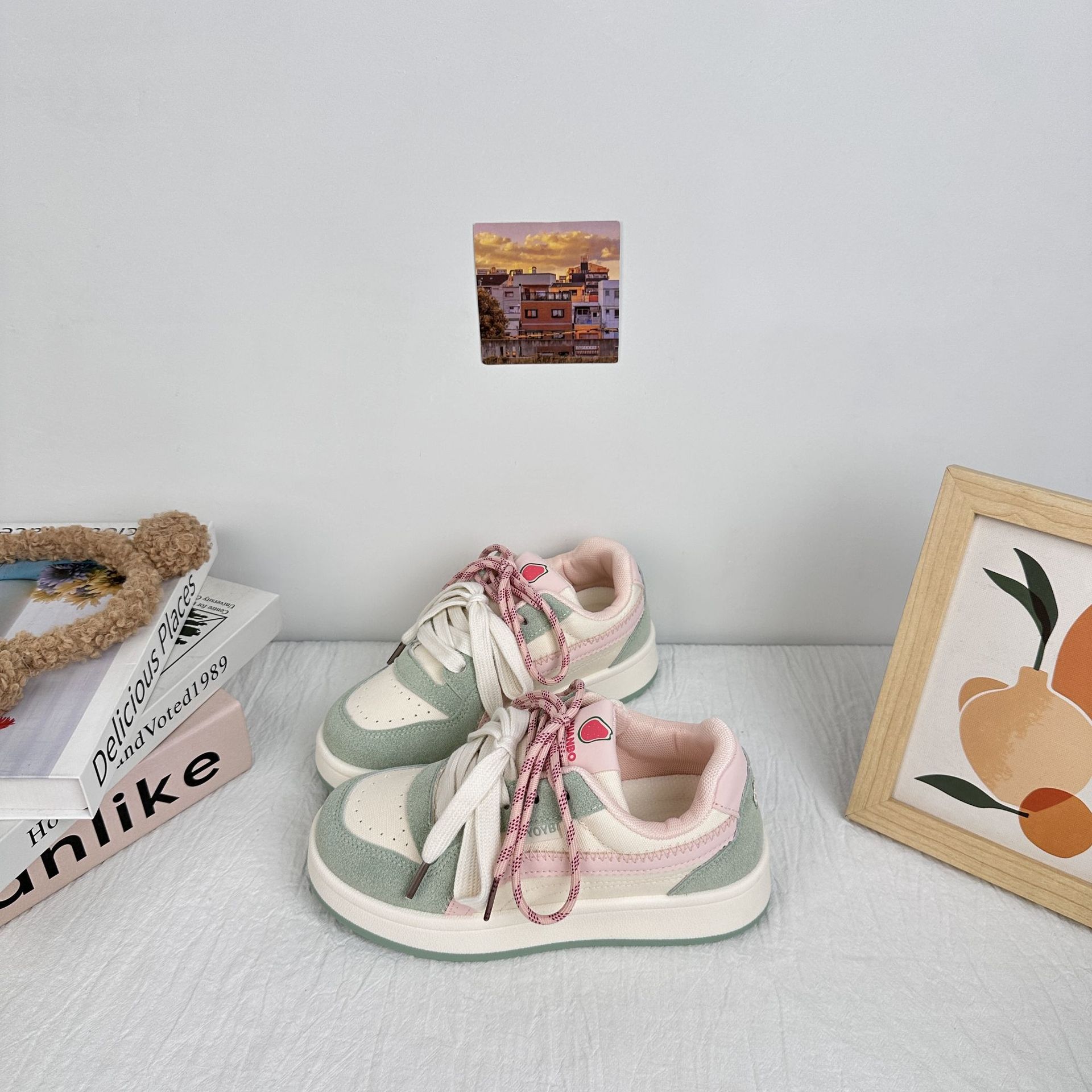 Zapatos de suela gruesa de larga onda para mujeres 2025, nuevos zapatos de moda, zapatos de pan de nicho, zapatos blancos de verano, zapatos de skate casuales