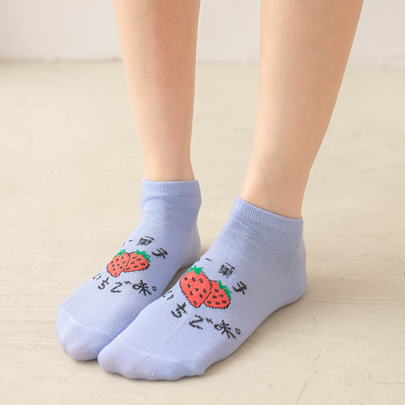 Los calcetines invisibles de corte bajo con patrón de fresa para niñas de estilo japonés de punto son calcetines de algodón suaves transpirables absorbentes de sudor