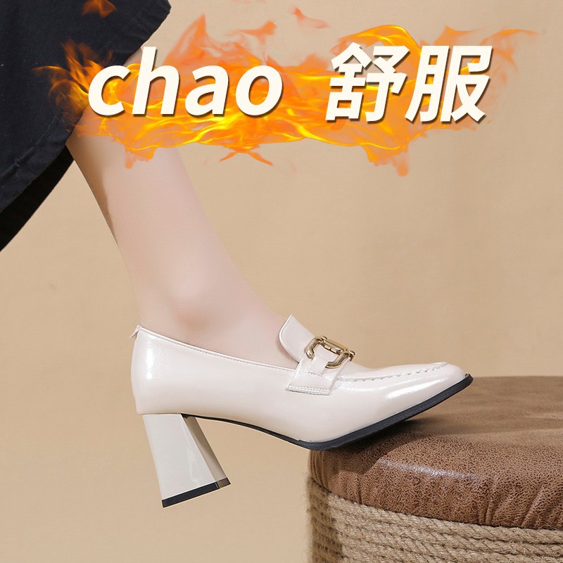 가을 2024 새로운 영국 스타일 작은 가죽 신발 스퀘어 토메 얕은 입 금속 체인 셋업 두꺼운 힐 하이힐 로퍼