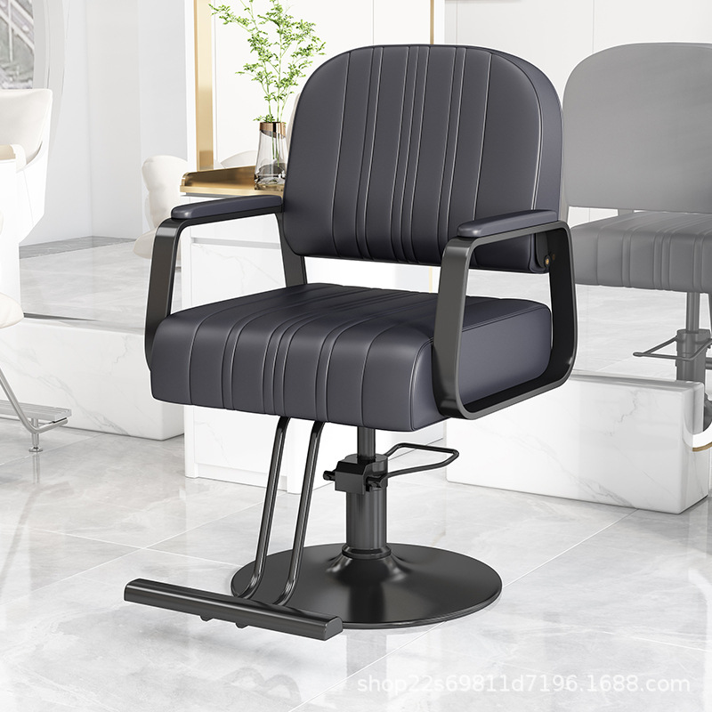 작은 페달이 있는 검정색 가죽 전기도금 섀시