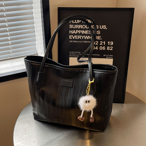 Women's Spring 2024 New Style Casual Versatile Shoulder Bag Trendy and Stylish Crossbody Commuter Tote Bag with Large Capacity