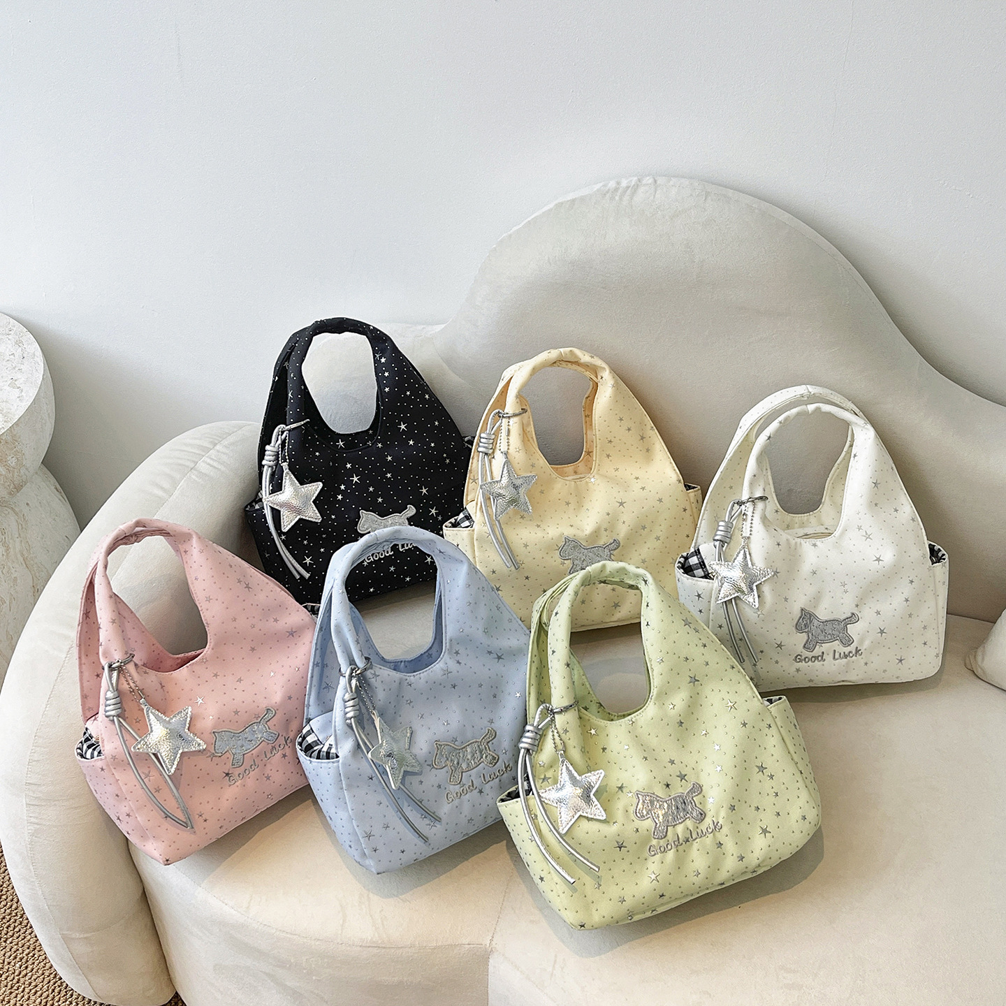 2026 nuevo bolso de mano de estrellas mujeres dulce arco de tendencia en un sentido de alta calidad ocio viaje bolsa universal