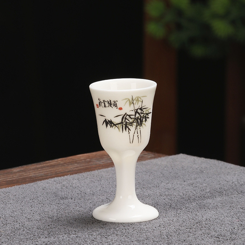 陶磁器の高足杯の白酒の一口の強い杯の青磁のロゴの花の面は贈り物のホテルの酒器の日用品を印刷します。|undefined