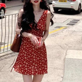 红色复古碎花吊带连衣裙女夏季新款茶系纯欲法式气质V 领港风短裙